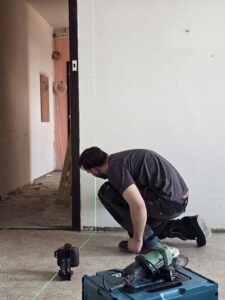 Měření drážek nové elektroinstalace