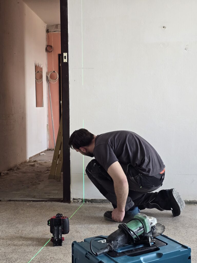 Měření drážek nové elektroinstalace