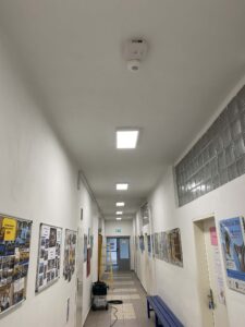 Nové osvětlení na chodbě haly